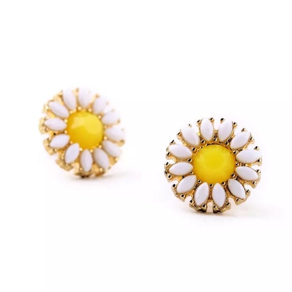 NWT Daisy Flower Stud Fashion Earrings - Picture 2 of 7